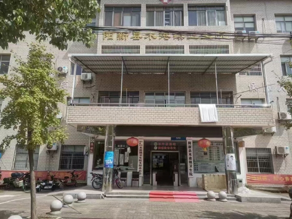 阳新县某卫生院无影灯、手术床安装完毕